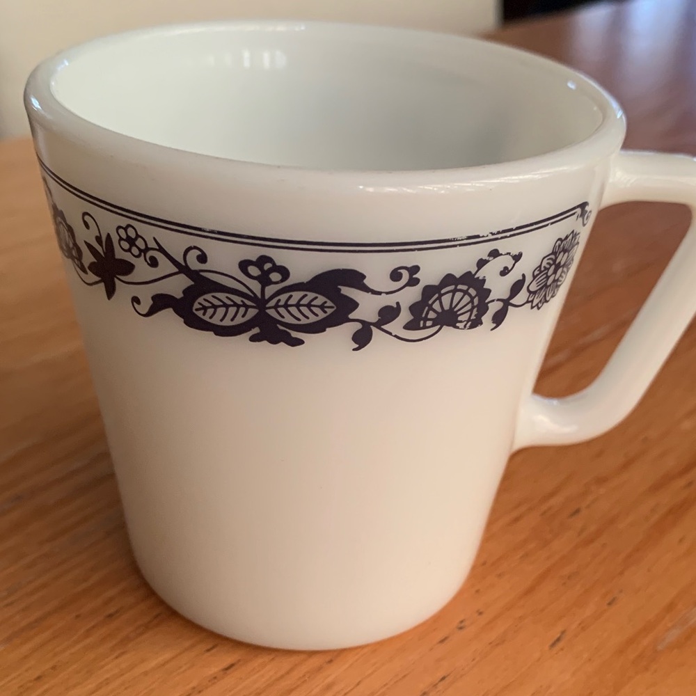 Pyrex Mug with Blue Onion Design